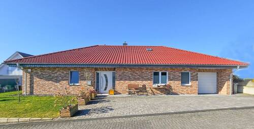 Frontansicht - Hochwertiger Bungalow in Zentralort - Erdwärme - BNSU 25 Min.