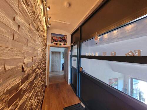 Flur mit sägerauher Eichenwand - 