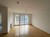 Wohnzimmer mit Zugang Balkon - 2 Zimmer Etagenwohnung in Mönchengladbach