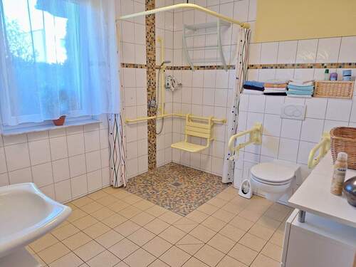 Haus rechts - Bad EG - 