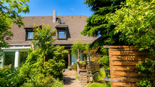 Außenansicht - Familienhaus mit Kamin, Rosengarten und Potenzial auf 500 m² Grundstück