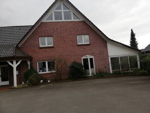 Bild 2.jpg - Hofstelle mit 3-Familienhaus und Hallen