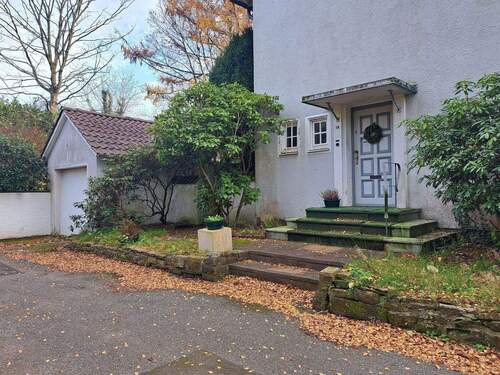 Hauseingang und Garage - 