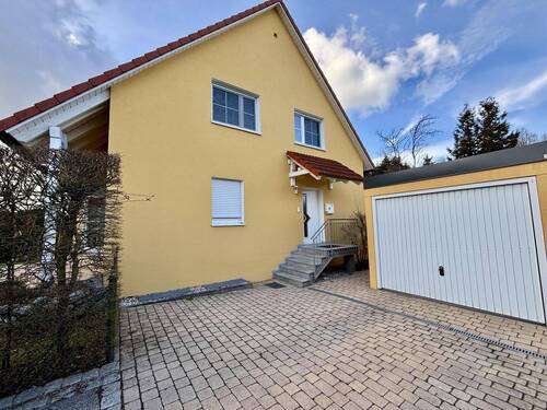 Eingang, Garage - Doppelhaushälfte mit 135,00 m&sup2; in Schwandorf zum Kaufen