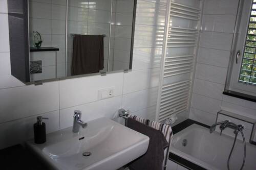 Bad mit Dusche und Wanne - 