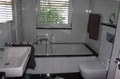 Bad mit Dusche und Wanne - 