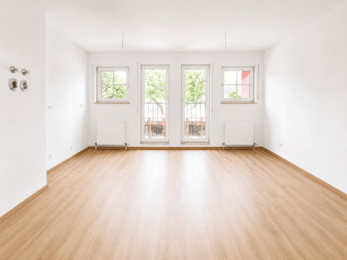 Wohnzimmer_mit_offener_Küche - 2 Zimmer Etagenwohnung zur Miete in Markranstädt