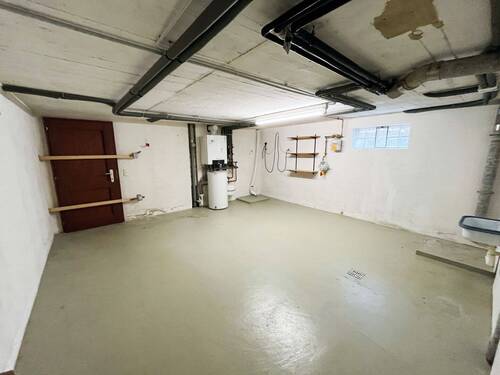  Kellerraum mit Tür zur Außentreppe - 