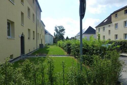 Hausansicht vorn - 3-Raum Wohnung, Balkon und Tageslichtbad mit Wanne und Dusche* Stellplatz