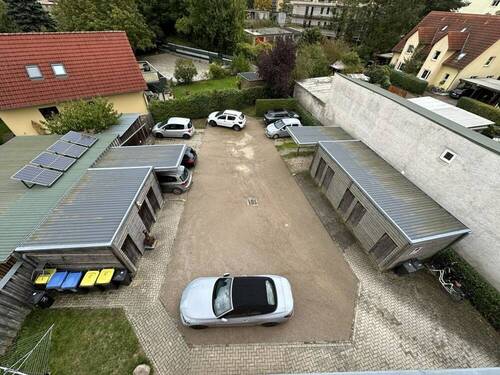 Innenhof mit Stellplätzen, Carport & Abstellräumen - 