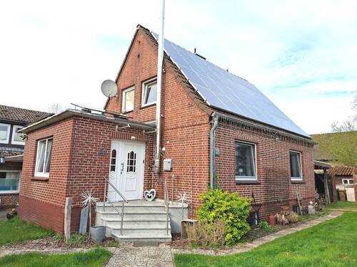 Eingangsansicht - Für Anleger oder Selbstnutzer: Haus mit Charme auf großem Grundstück!