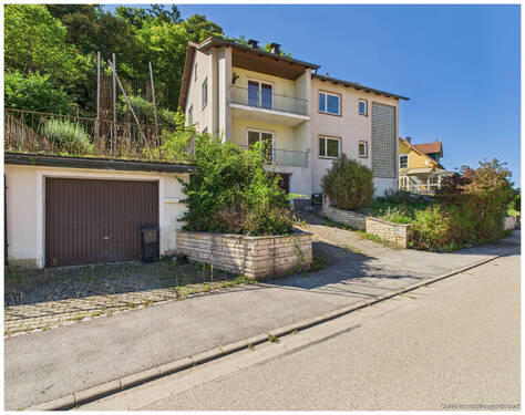 Wohnhaus und Garage - Attraktives Mehrfamilienhaus am Waldrand in naturnaher Lage