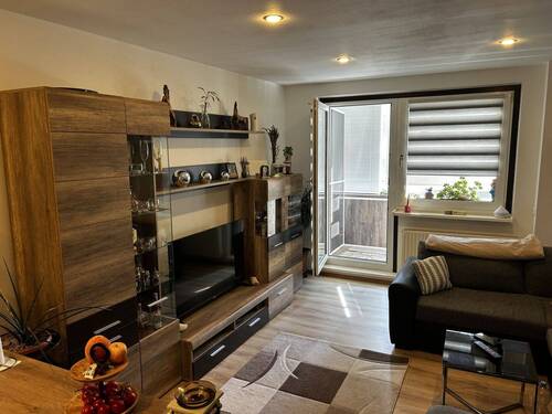 Wohnzimmer mit zugang auf den Balkon - 