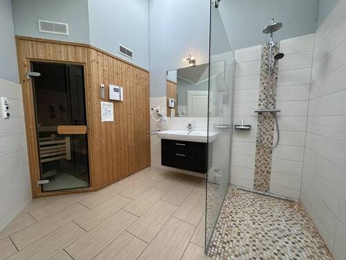 Badezimmer II mit Sauna im Dachgeschoss - 