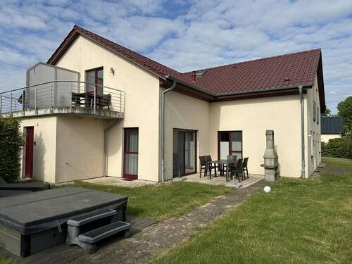 Terrasse mit Grillplatz - Zwischen Fleesensee, Kölpinsee & Müritz - Ferienhaus mit Blick auf die weiten Wiesen Mecklenburgs