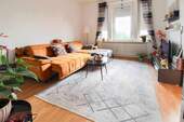 Wohnzimmer - 2 Zimmer Etagenwohnung zum Kaufen in Stuttgart