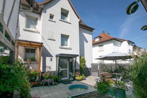 Hauseingang - 9 Zimmer Mehrfamilienhaus, Wohnhaus zum Kaufen in Rödermark