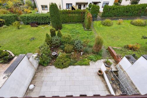 Blick in den Garten - 5 Zimmer Einfamilienhaus in Göppingen