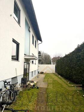 Hauseingang mit Blick zu den Garagen - 