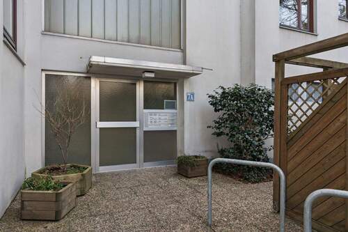 Hauseingang - 4 Zimmer Etagenwohnung zum Kaufen in Bremen