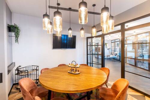 CIRCLE LOUNGE - 