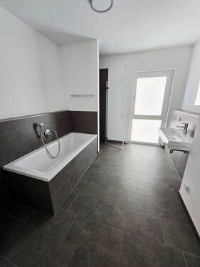 Bad mit Wanne und Dusche - 