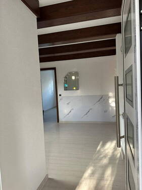 Bild 1 - Frisch renovierte 4-Zi.-Whg in 2-Fam Haus mit eigenem GartenGarage