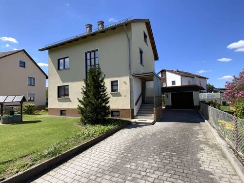 Ansicht mit Garage - 6 Zimmer Einfamilienhaus zum Kaufen in Schwandorf