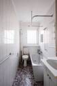 Tagesbelichtetes Bad mit Wanne - 