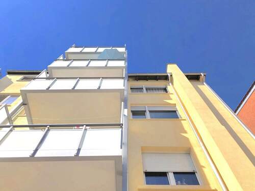 Bild 1 - Lichtverwöhnte 5-Zimmer-Wohnung mit Balkon - sofort bezugsfrei!