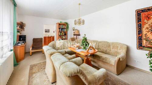 EG Wohnzimmer 2 - Gepflegtes Wohnhaus mit Nebengebäude, Innenhof, Balkon & Garage in zentraler Lage von Zörbig