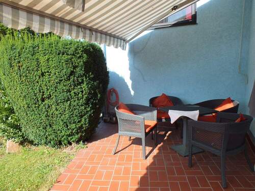 Sitzecke hinter dem Haus - 