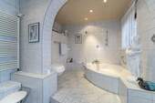 Badezimmer mit Badewanne - 