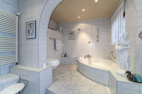 Badezimmer mit Badewanne - 