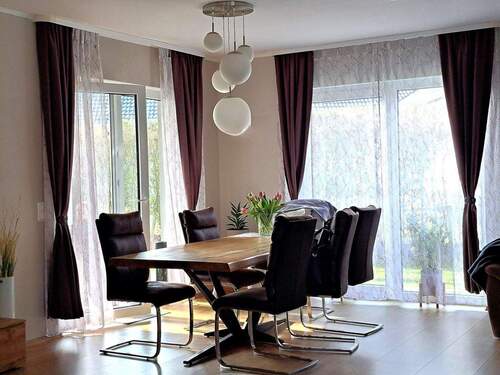 Essbereich mit Zugang zur überdachten Terrasse - 