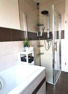 Badewanne und Dusche - 