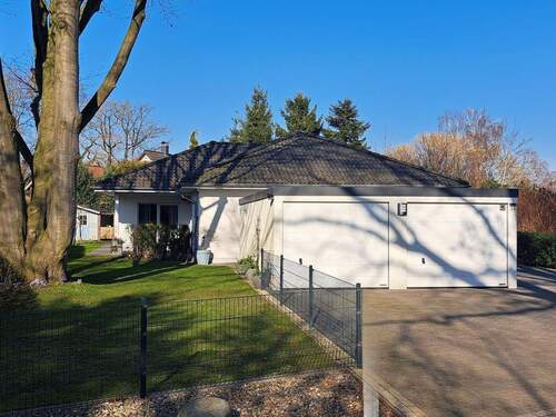 Straßenansicht mit Garagen.1.jpg - 4 Zimmer Bungalow in Hitzhusen