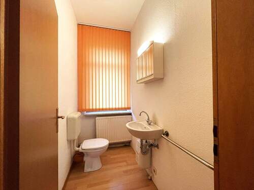 WC zugehörig zum Laden - 