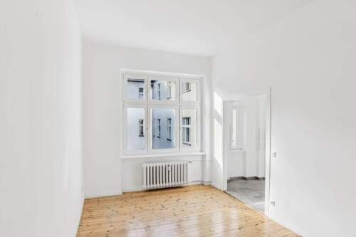 Wohnzimmer mit angrenzender Küche (Original) - Etagenwohnung mit 58,60 m&sup2; in Berlin zum Kaufen