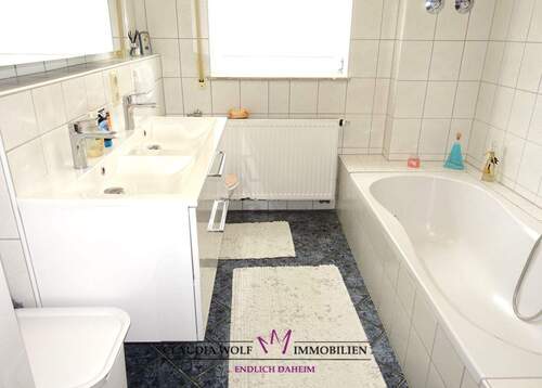 Bad mit Dusche und Wanne - Etagenwohnung mit 85,00 m&sup2; in Dinkelsbühl zum Kaufen