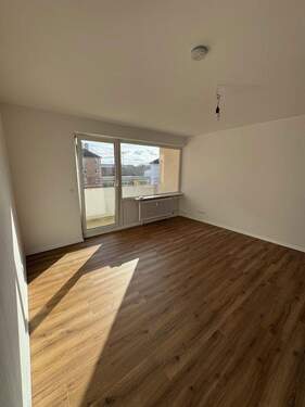 Bild 1 - 2 Zimmerwohnung mit Balkon und PKW Stellplatz