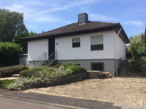 Straßenansicht - Einfamilienhaus mit traumhaften Garten