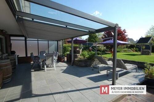 Überdachte Terrasse - 8 Zimmer Mehrfamilienhaus, Wohnhaus in Wiefelstede