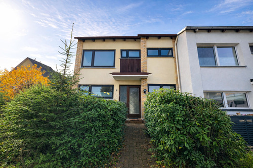 Außenansicht - Endreihenhaus mit Potenzial auf schönem Grundstück!