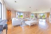 Wohnzimmer mit Essbereich im Hintergrund - 