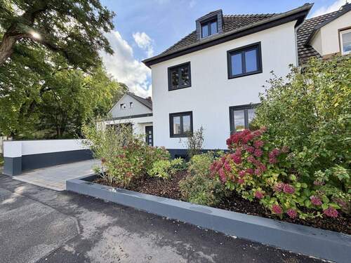 Vorgarten im Herbst - 6 Zimmer Einfamilienhaus zum Kaufen in Bonn