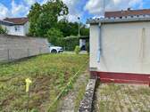 Grosser Garten vorne, neben Garage - 