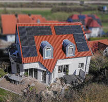 Familienglück pur: Stilvolles Einfamilienhaus mit Einliegerwohnung und traumhaftem Garten in Kist