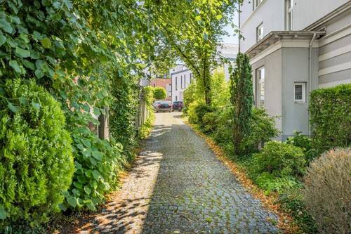 Auffahrt - 7 Zimmer Doppelhaushälfte zum Kaufen in Hamburg / Groß-Flottbek