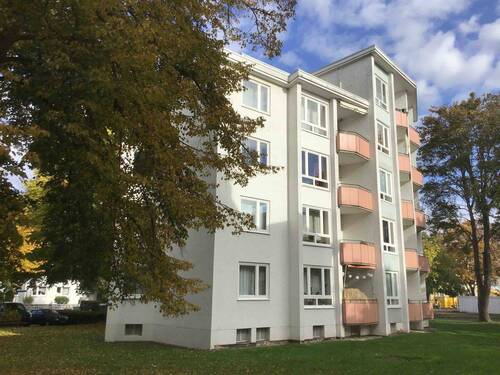 Seitenansicht des Mehrfamilienhauses - 3 Zimmer Etagenwohnung zur Miete in Kassel